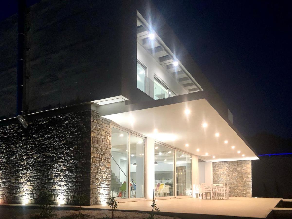 Kuro Beach House - Oceanfront Luxury & 25M Pool Ahliá Kültér fotó